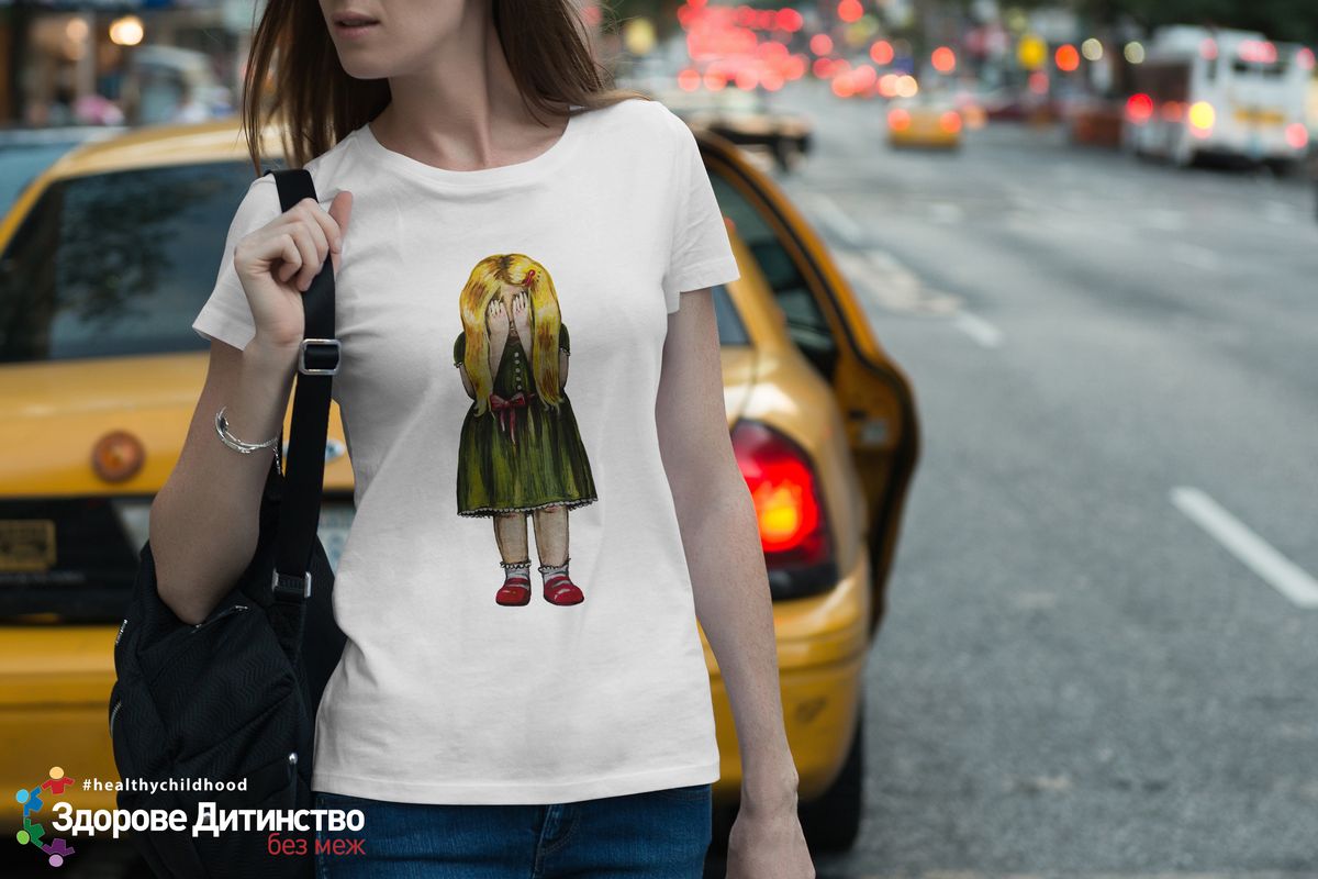 Ольга Рибачук розробила логотип та дизайн футболок для проекту «Дитина не товар»